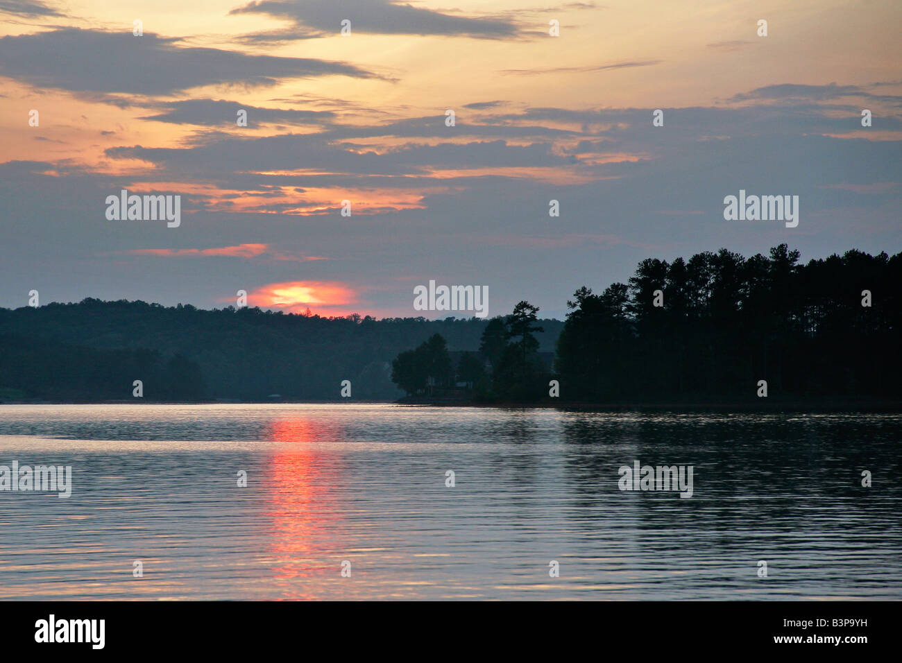 Tramonto sul lago di Keowee, Carolina del Sud Foto Stock