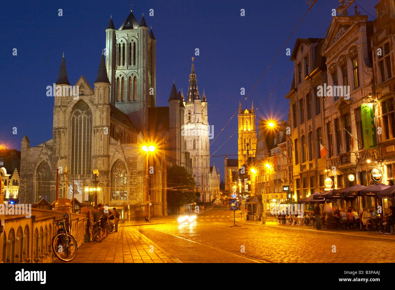 Centro di Gand di notte, da St Michael's Bridge mostra St Nicolas' la chiesa, il campanile e la Cattedrale di San Bavo, Belgio Foto Stock