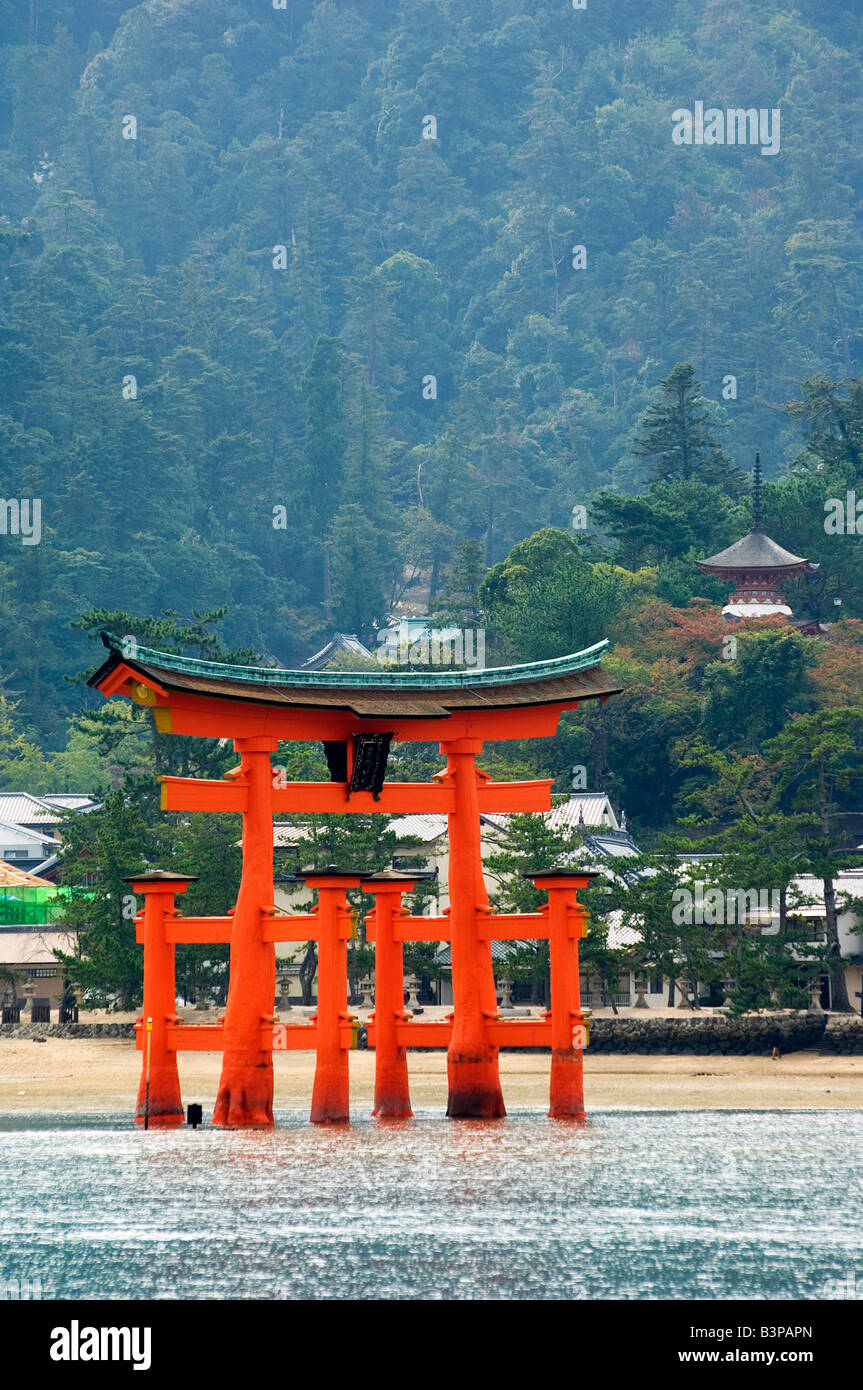 Il Giappone, l'isola di Miyajima. Red torii gate di Itsukushima jinja santuario Foto Stock