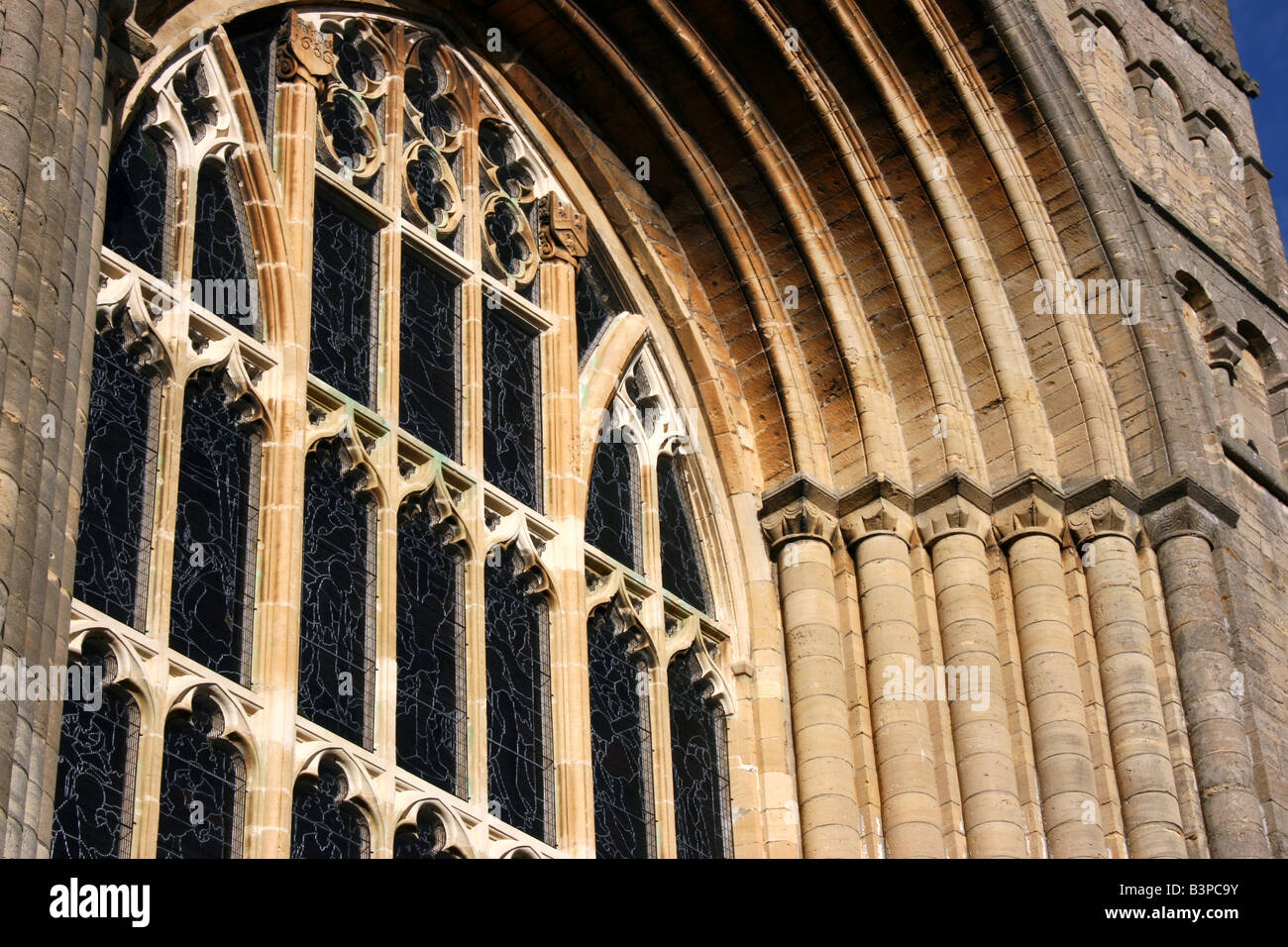 La suggestiva finestra Occidentale di Tewkesbury Abbey, Gloucestershire, Inghilterra Foto Stock