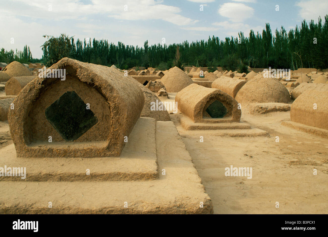 Cina, xinjiang ulguri Regione autonoma, Kashgar. Baked-tombe di fango riempire un cimitero in questo più uiguro della città cinesi Foto Stock