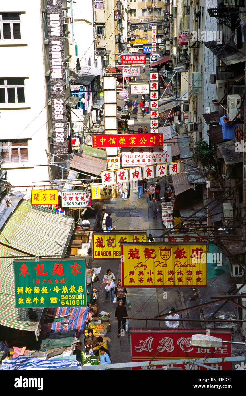 Cina, Hong Kong, Soho. Gage Street nel quartiere di Soho dell'Isola di Hong Kong - una scena di occupato di bancarelle, frutti di mare i supermercati e le macellerie cinese. Foto Stock