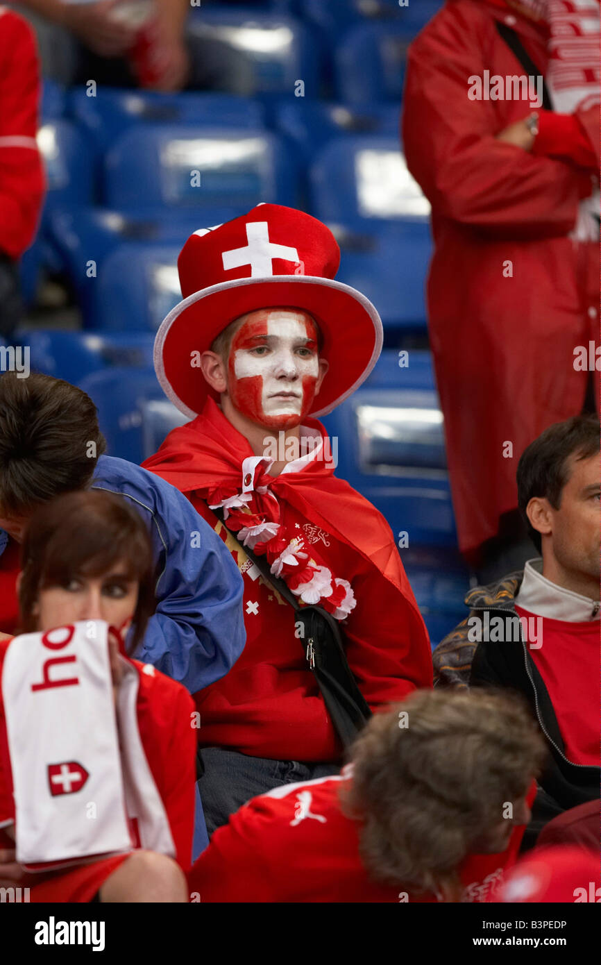 Deluso Swiss Football fan dopo il 0:1 sconfitta, apertura gioco UEFA EURO 08, la Svizzera contro la Repubblica ceca in San Jako Foto Stock