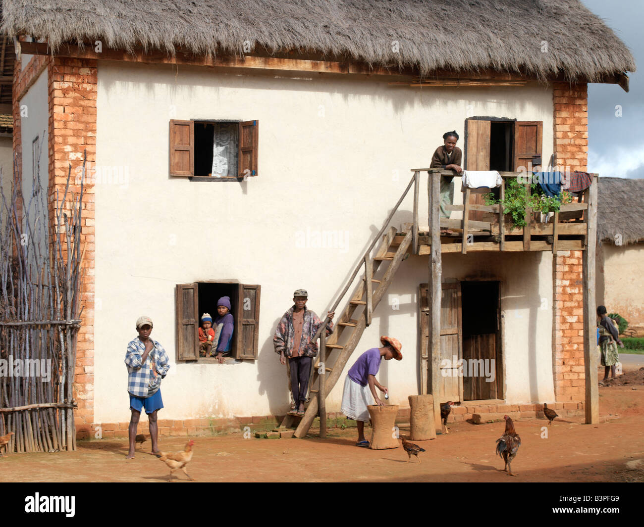 Madagascar, Southern Highlands, Andohatangona. Un attraente casa malgascio della Betsileo persone che vivono a sud-ovest della capitale Antananarivo.La maggior parte delle case costruite dalla Betsileo sono a due piani con cucine e locali di abitazione si trova al primo piano. Quasi tutte dispongono di balconi in legno e alcune sono al di fuori di scale. Il bestiame è spesso mantenuto al piano terra di una casa per una notte.i Betsileo sono operosa gente ed esperto coltivatori di riso. La loro terrazzato e irrigate risaie sono una caratteristica del Madagascar meridionale del paesaggio. Foto Stock