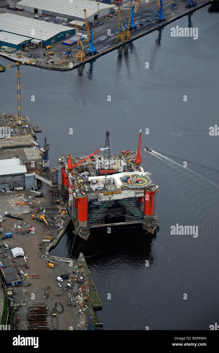 Il petrolio del Mare del Nord piattaforma, essendo riparata presso un cantiere navale sul fiume Tyne, Wallsend, Newcastle Upon Tyne Nord Est Inghilterra Foto Stock