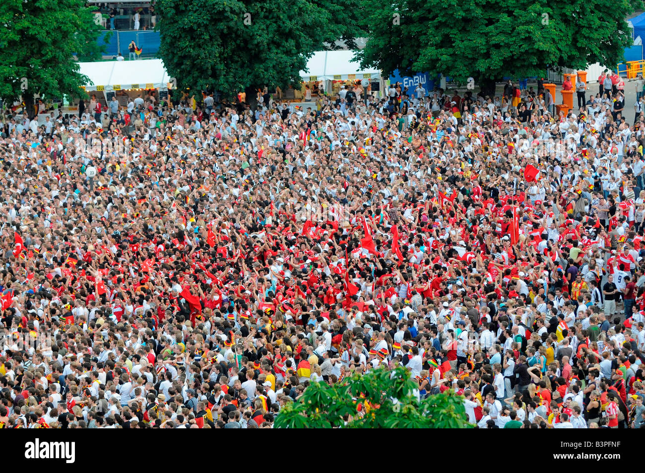 Il Campionato Europeo di Calcio 2008, Visualizzazione pubblico, Schlossplatz Square, il gioco del calcio turco appassionati perché di th Foto Stock