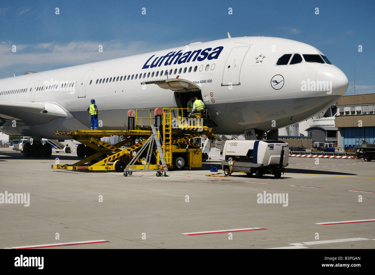 Lufthansa piano essendo caricato, l'aeroporto di Francoforte, Hesse, Germania, Europa Foto Stock