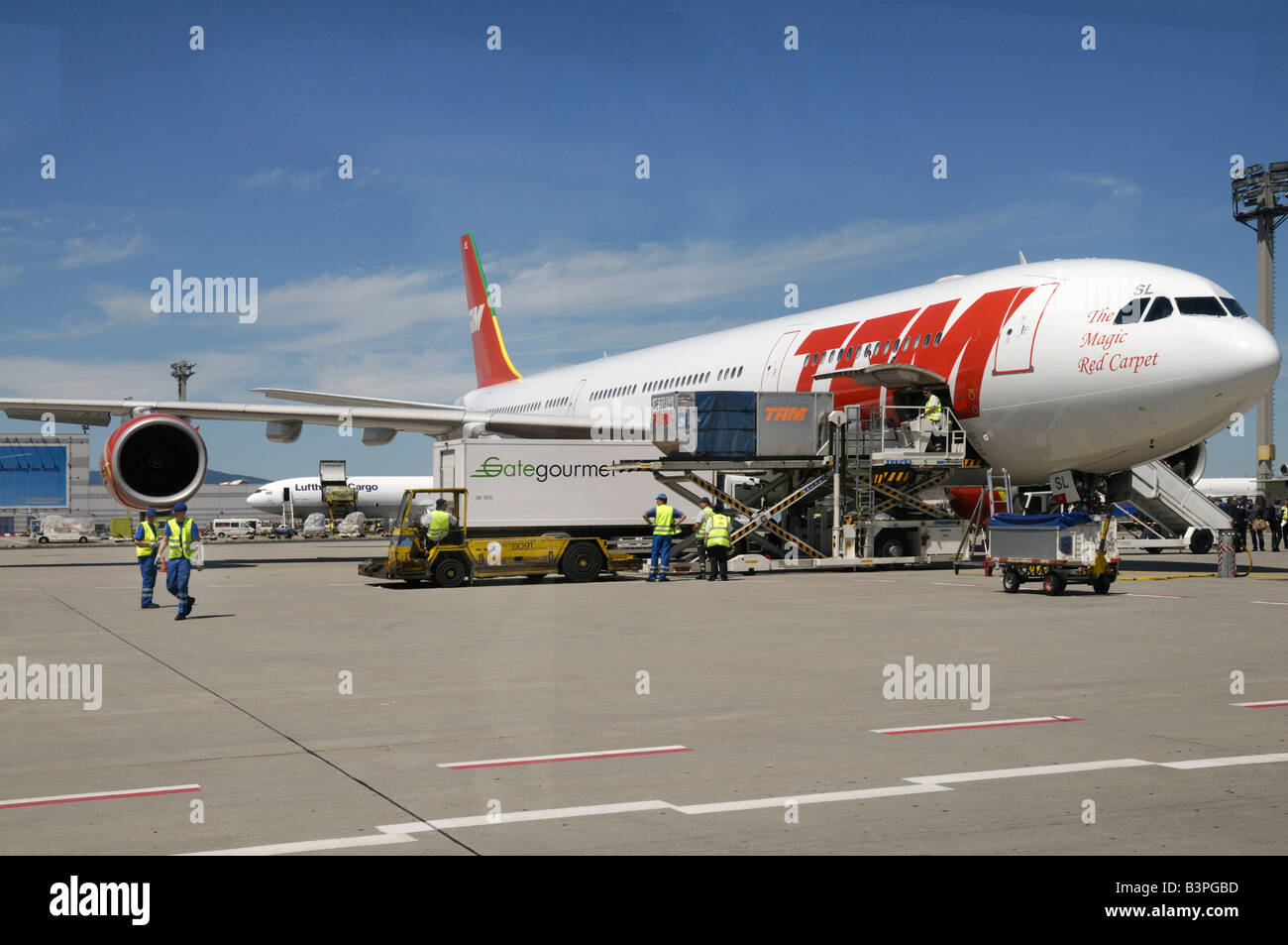 Il caricamento di un piano di TAM, l'aeroporto di Francoforte, Hesse, Germania, Europa Foto Stock