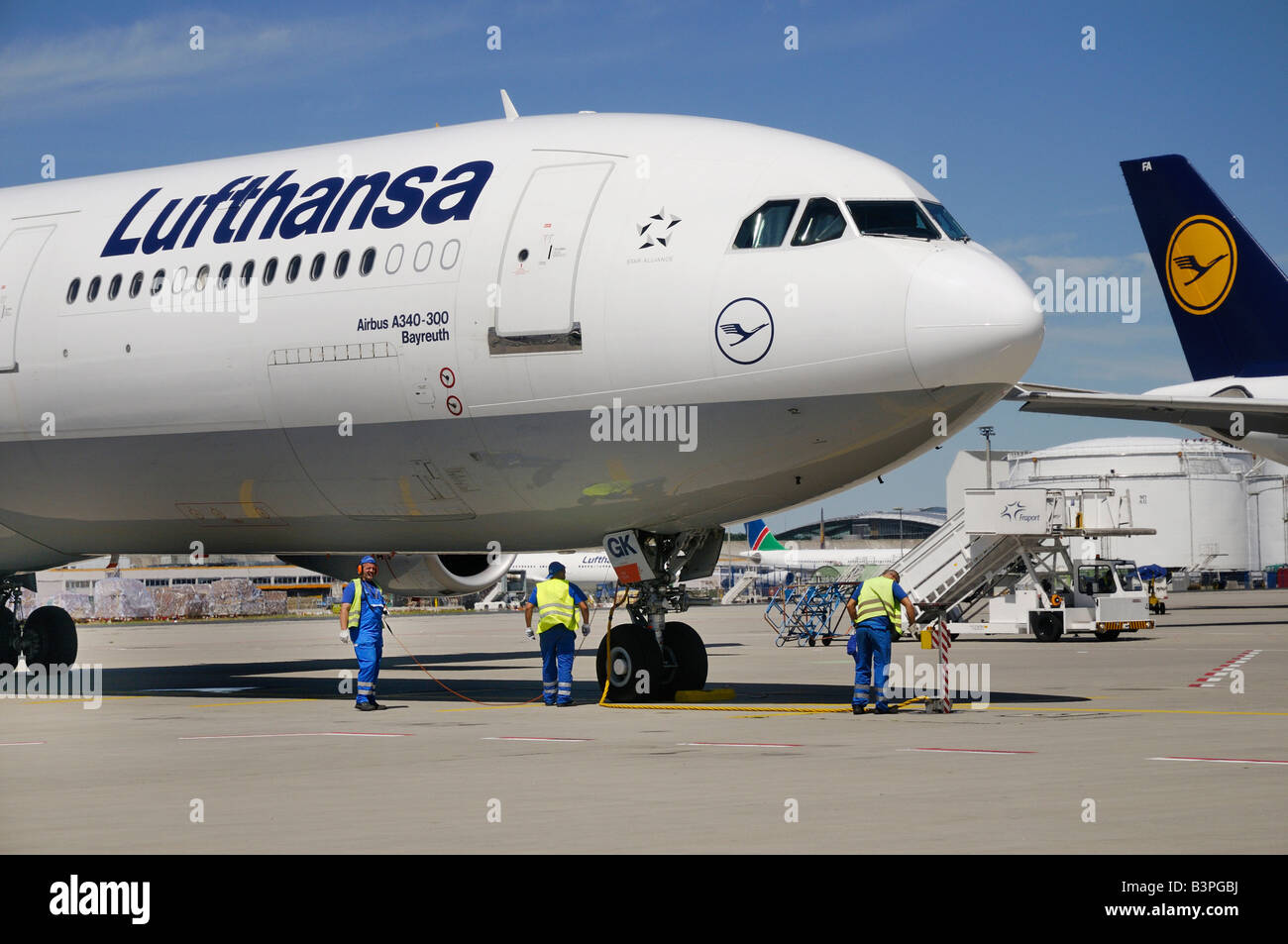 Il personale di manutenzione accanto a un piano di Lufthansa Foto Stock