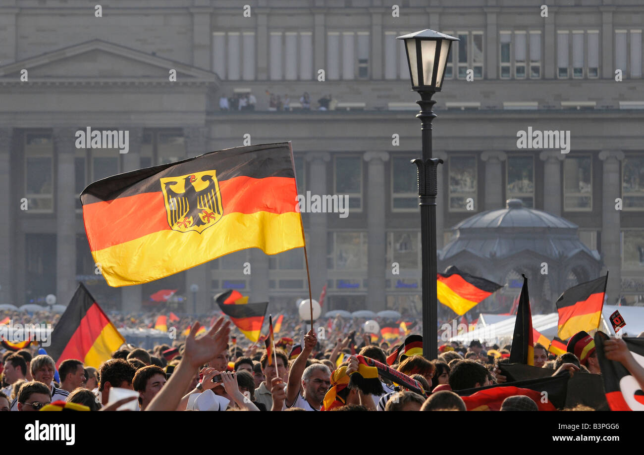 Gli appassionati di calcio per celebrare il tedesco della nazionale di calcio con un mare di bandiere sulla Schlossplatz Square, Stoccarda, Baden-Wuerttembe Foto Stock