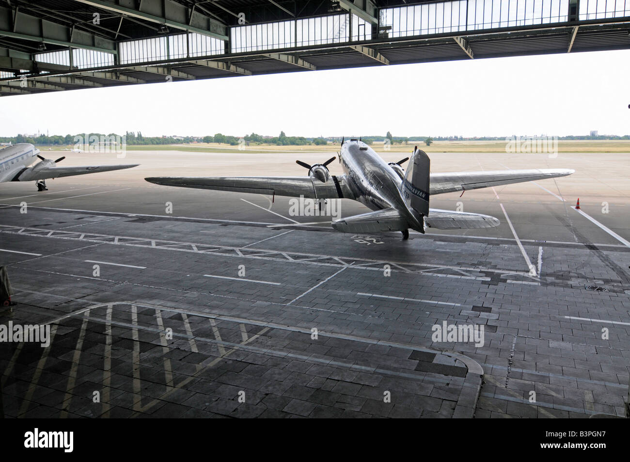 Bombardiere passito sotto una tenda a Berlino Tempelhof di Berlino, Germania, Europa Foto Stock