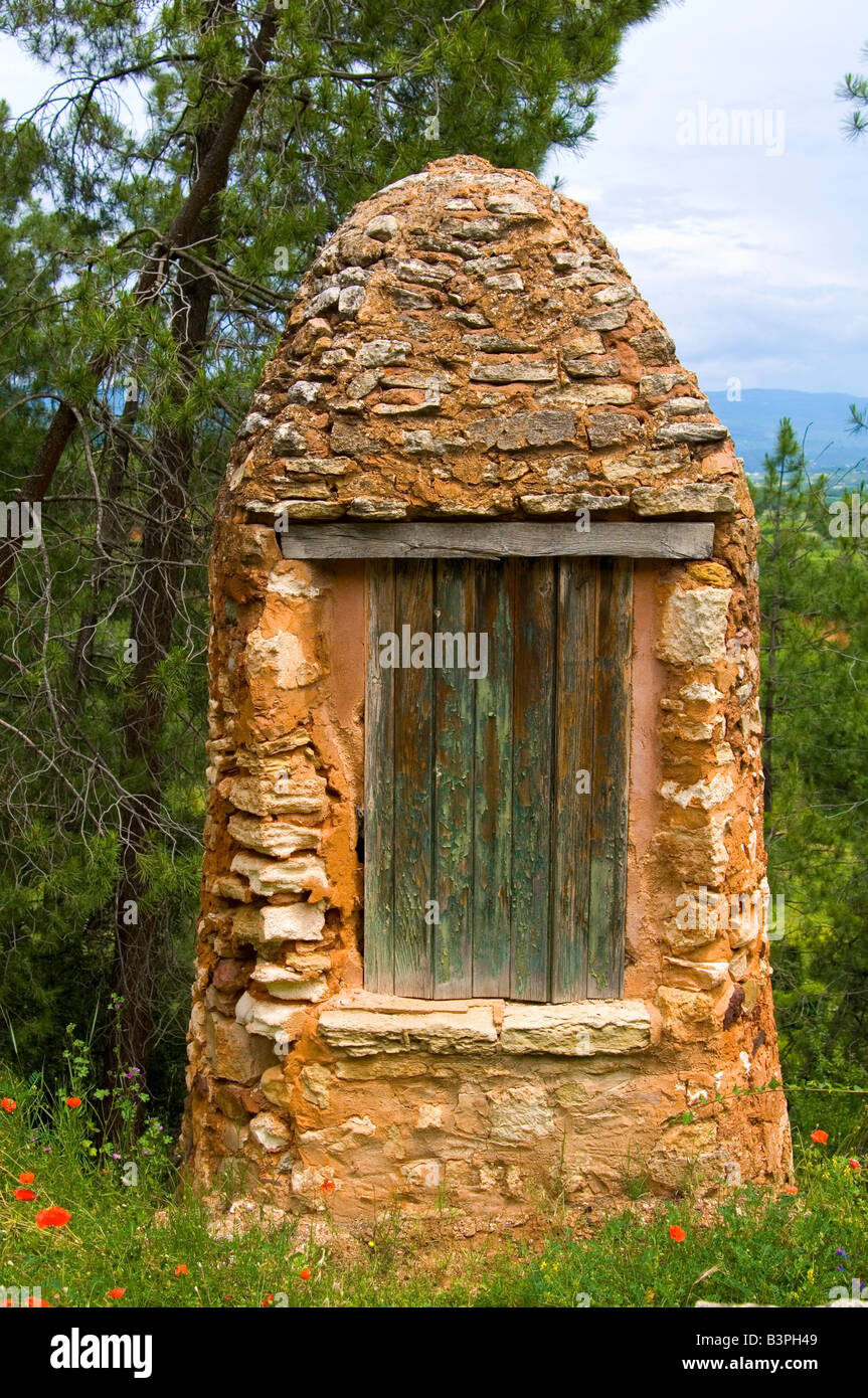 Capanna di pietra in Roussillon Provence, Francia Foto Stock