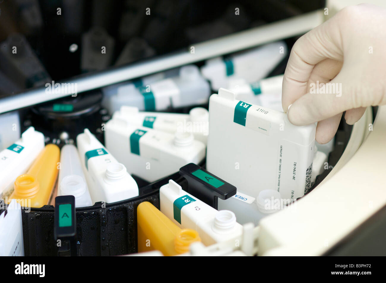 Immissione in commercio i kit di test in un test clinico-macchina chimica in laboratorio Foto Stock