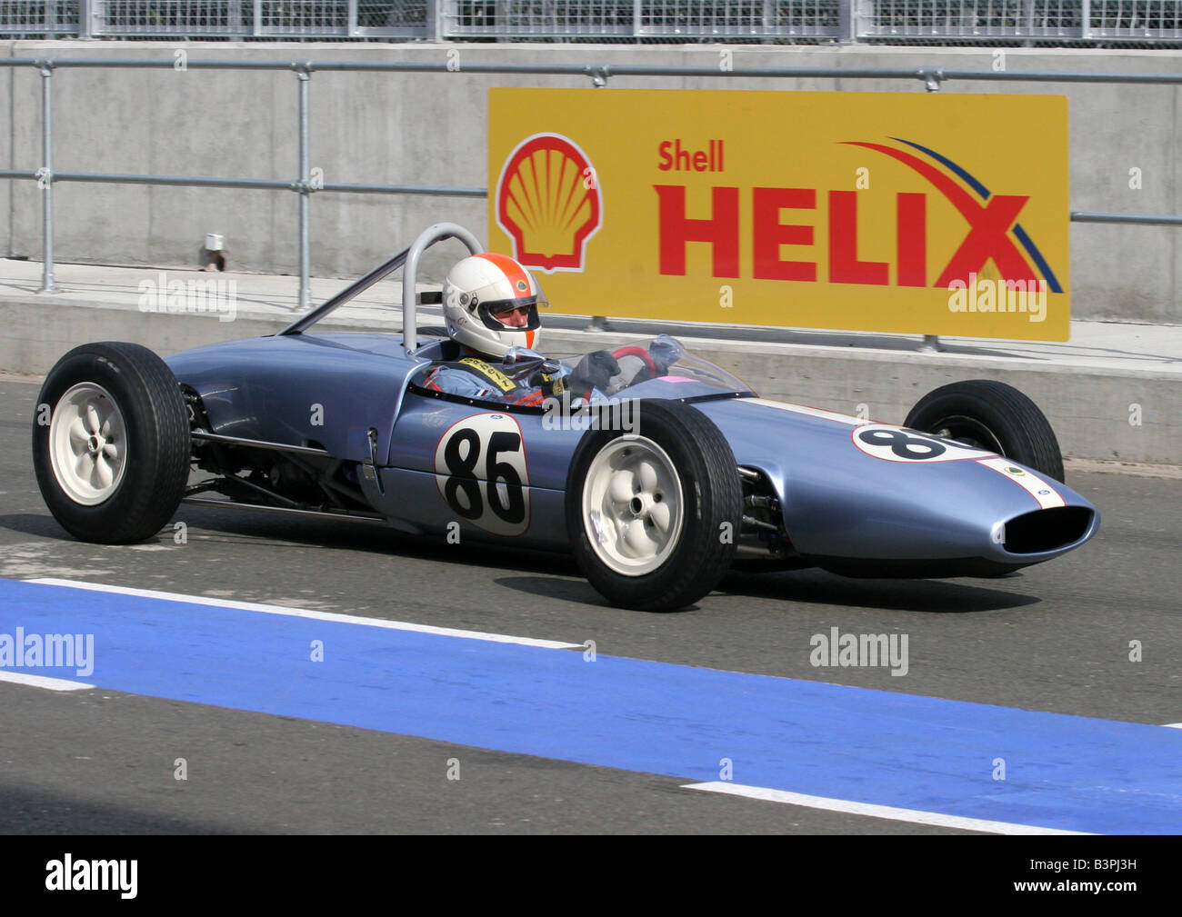 Formula Junior vetture n. 85 che entrano in pit lane Foto Stock