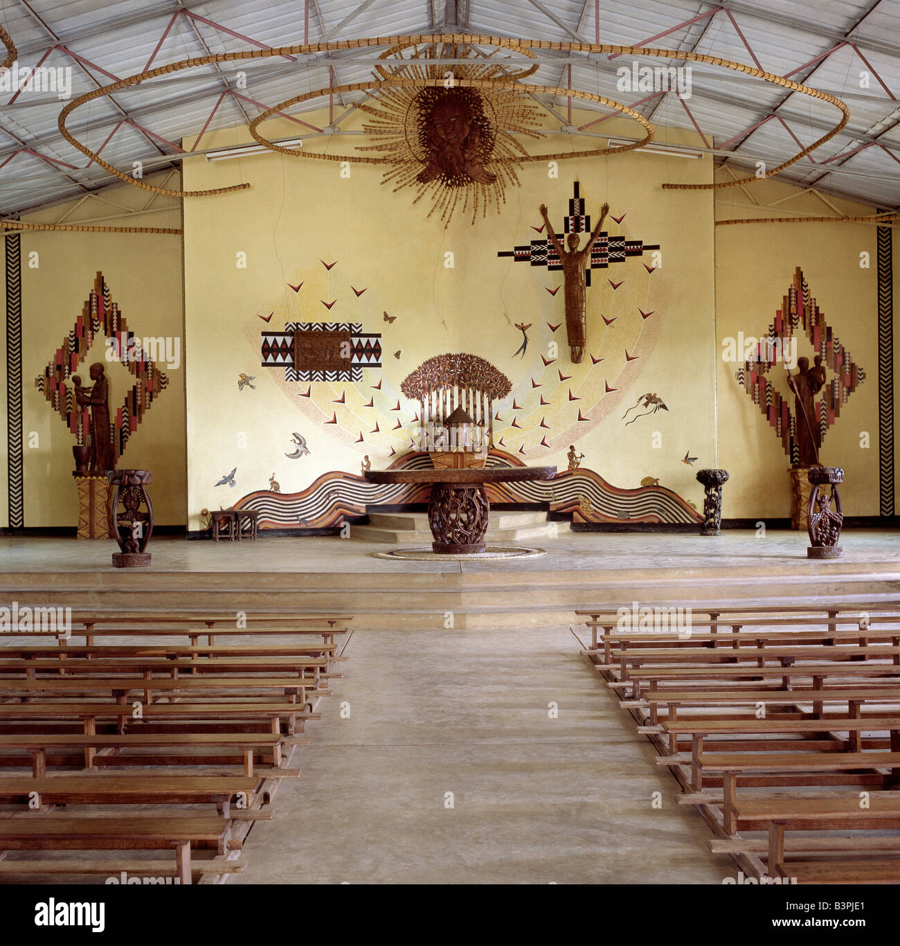 Il Malawi, Mua, Malawi centrale. La chiesa della missione cattolica a Mua combina la religione occidentale con arte locale in maniera visivamente stimolante. Foto Stock