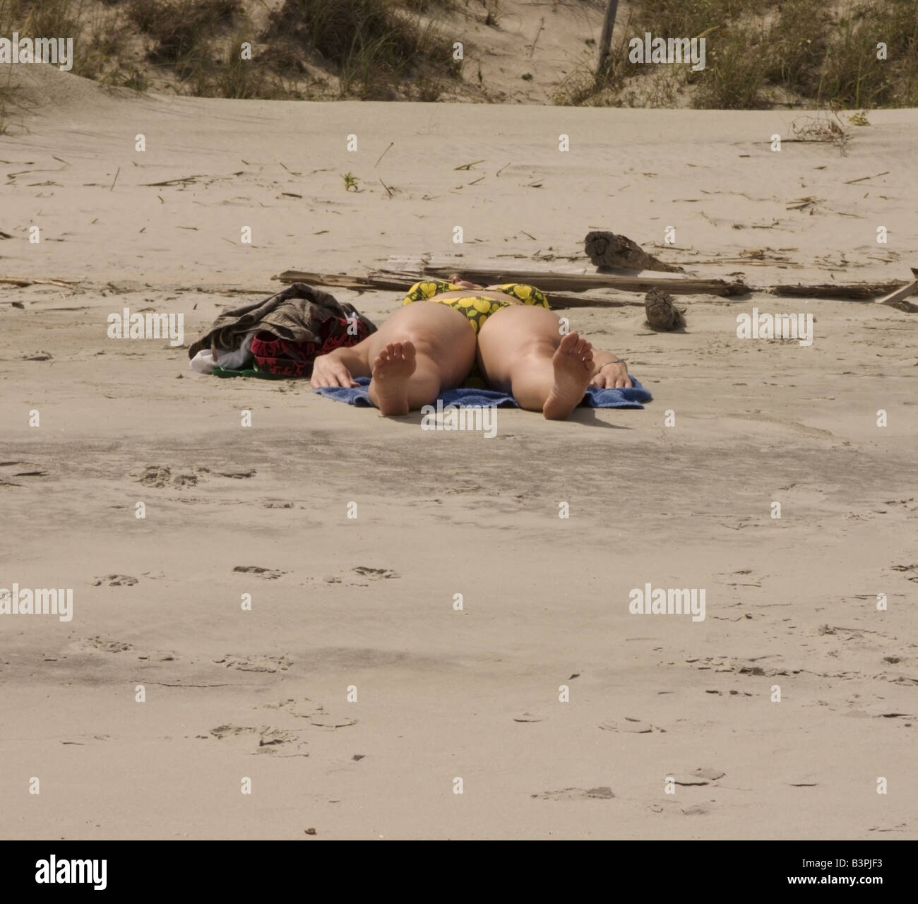 Un obeso sunbather giace su una spiaggia vicino a Myrtle Beach, Carolina del Sud. Foto Stock