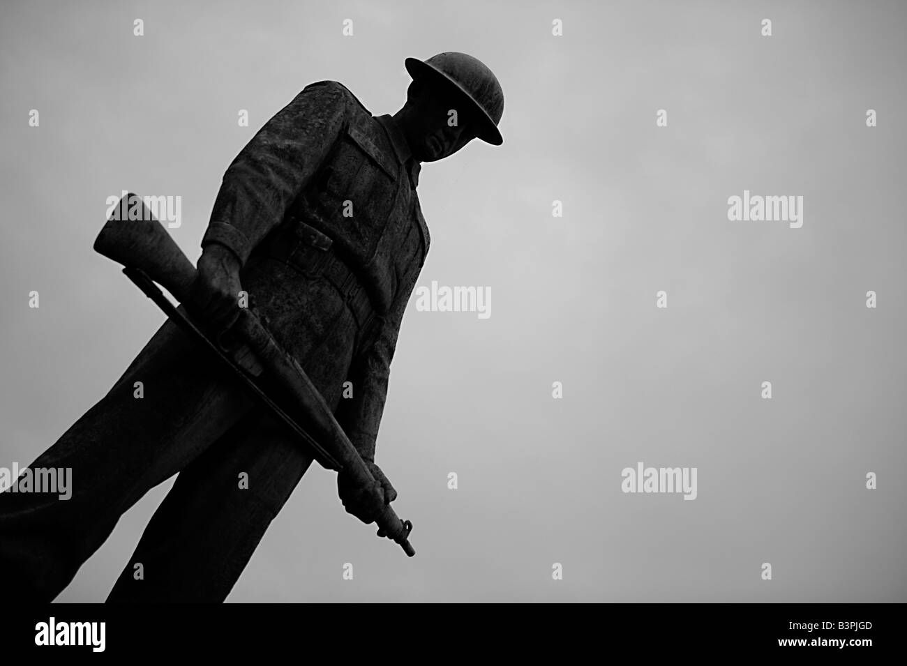 Statua di un soldato inglese in onore dei soldati caduti durante la seconda guerra mondiale Foto Stock