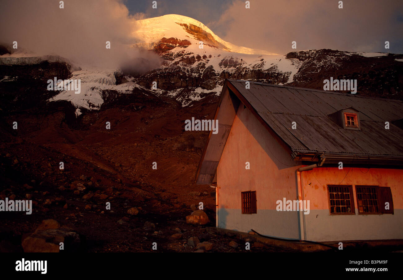 Whymper cabina e il picco di Mt. Chimborazo, Ecuador, Sud America Foto Stock
