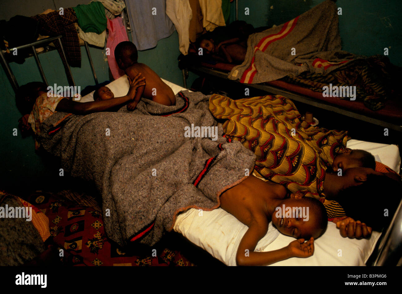 Il Burundi lotte etniche", nov 1993. Ospedale KERIMBA, BUWERU provincia. Gli hutu dormire in condizioni di sovraffollamento IN OSPEDALE Foto Stock