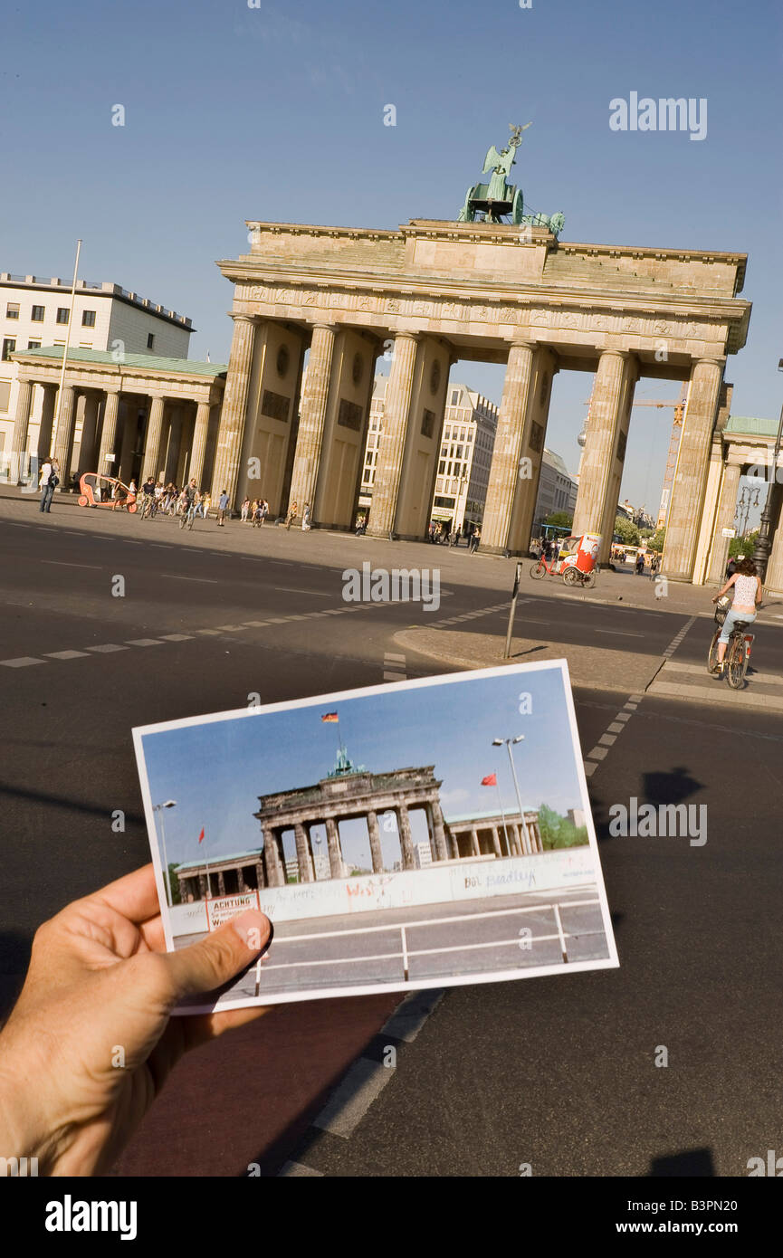 Brandenburger Tor, la Porta di Brandeburgo con una foto storica del muro nel 1980, Berlino, Germania, Europa Foto Stock