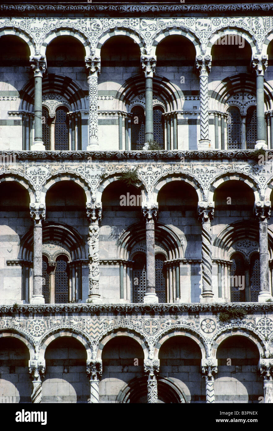 Colonne, facciata di San Michele Basilica in Foro, Lucca, Toscana, Italia, Europa Foto Stock