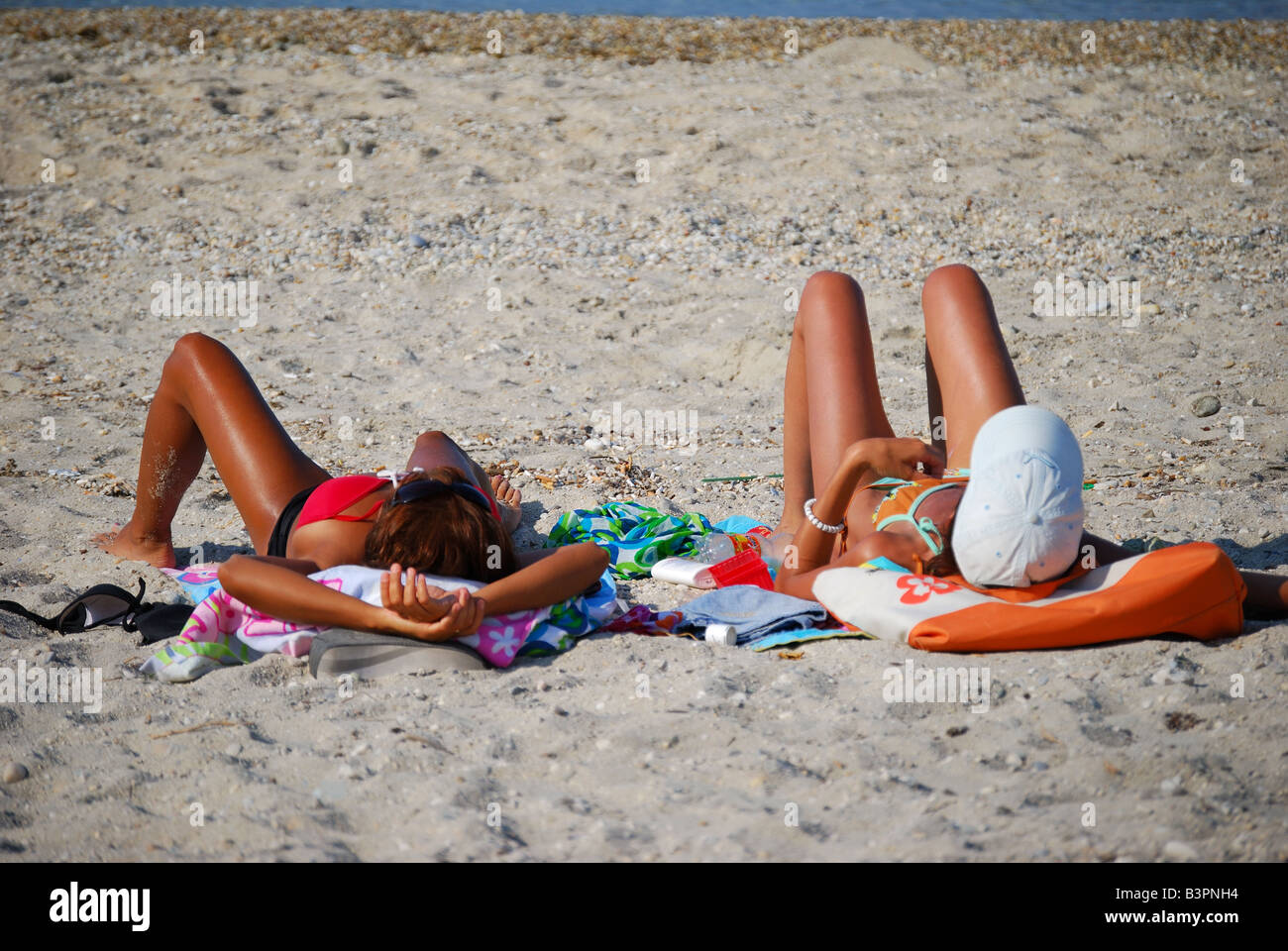 Due giovani donne sole, Polychrono, penisola Kassandra, Calcidica, Macedonia centrale, Grecia Foto Stock