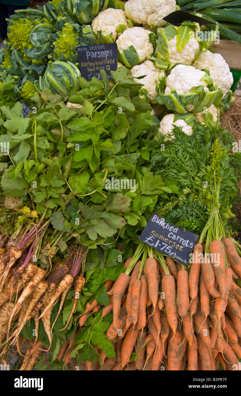Carote organico pastinaca e cavolfiore in vendita presso la Soil Association Organic Food Festival Bristol Harbourside England Regno Unito Foto Stock