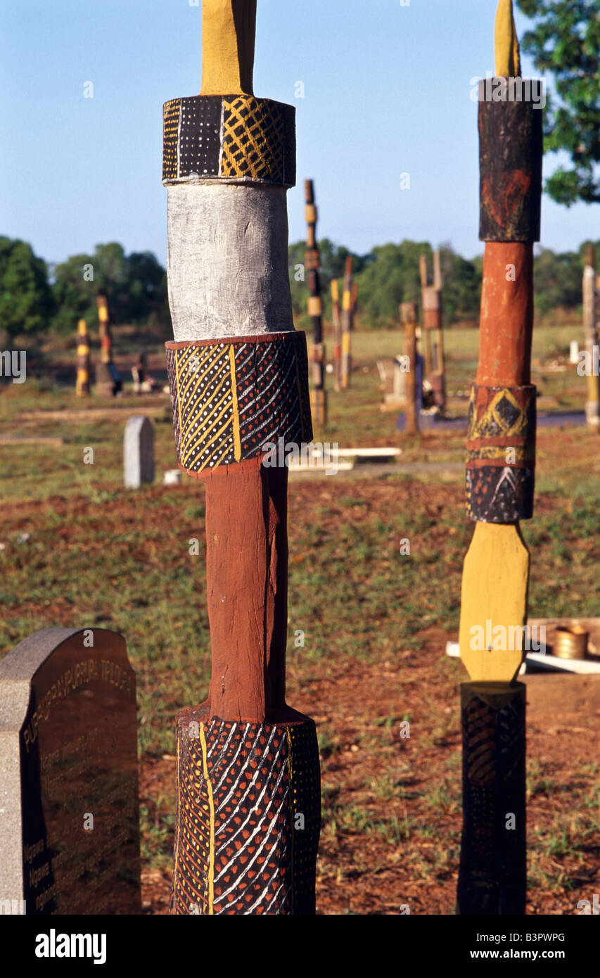 La sepoltura di pali, "Isole Tiwi", Australia Foto Stock