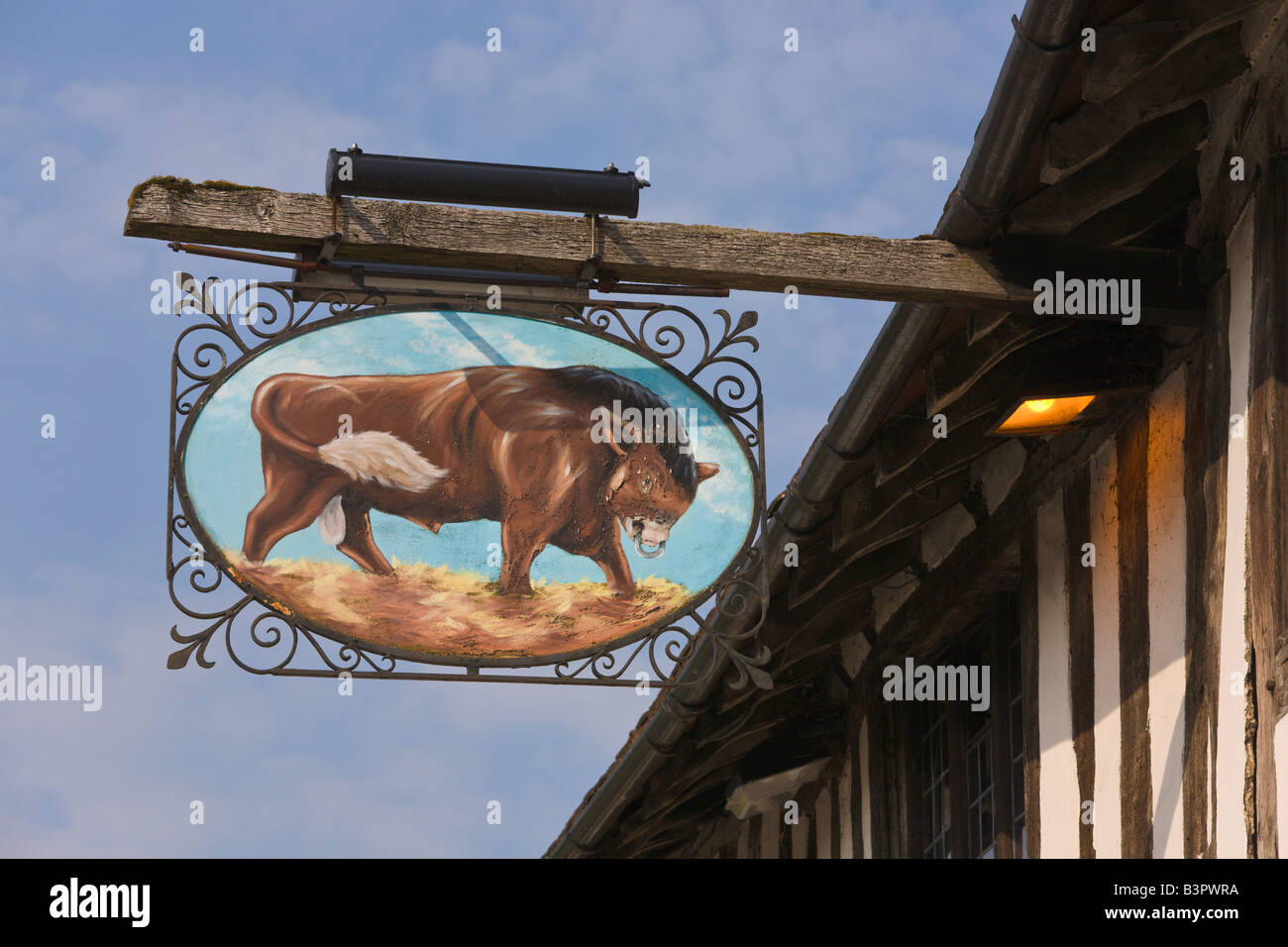 Il dipinto di Bull pub segno, Long Melford, Suffolk, Inghilterra Foto Stock