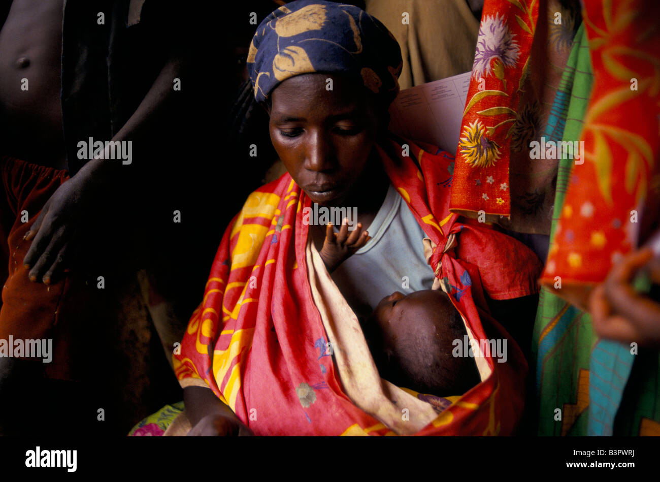 I rifugiati burundesi in Ruanda. CAMP MOKINDO detiene oltre 50.000. Una donna e il suo bambino piccolo attendere per il trattamento medico Foto Stock