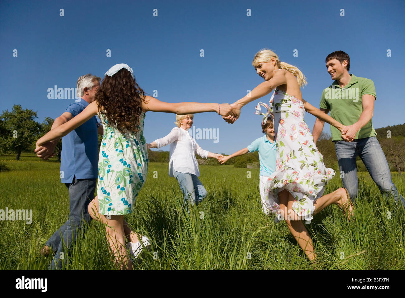 Germania, Baden Württemberg, Tübingen, tre generazioni la famiglia dancing in Prato Foto Stock