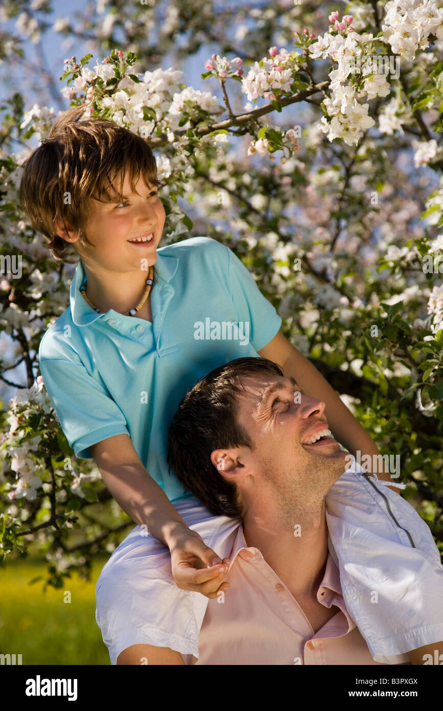 Germania, Baden Württemberg, Tübingen, Padre con figlio (11) sulle spalle Foto Stock