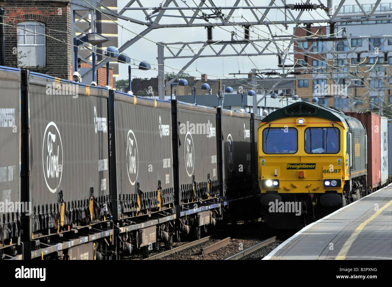 Stratford East London Ford contenitori sul treno merci secondo locomotore e contenitore Treno in avvicinamento Foto Stock