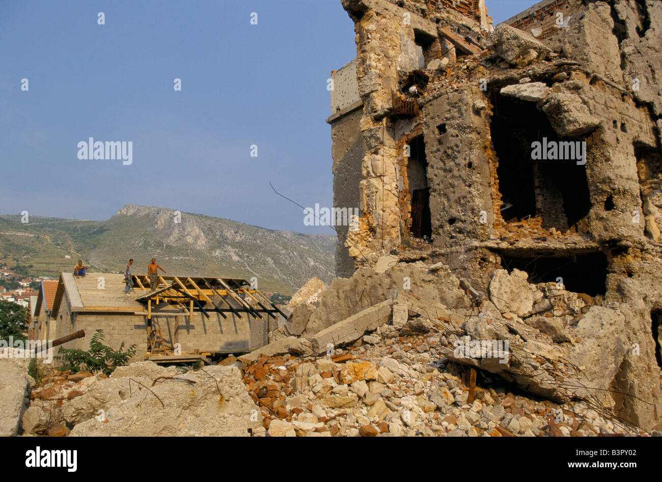 'Mostar, giugno 1996', dietro la linea di scontro case sul lato musulmani stanno iniziando a ricostruita, 1996 Foto Stock