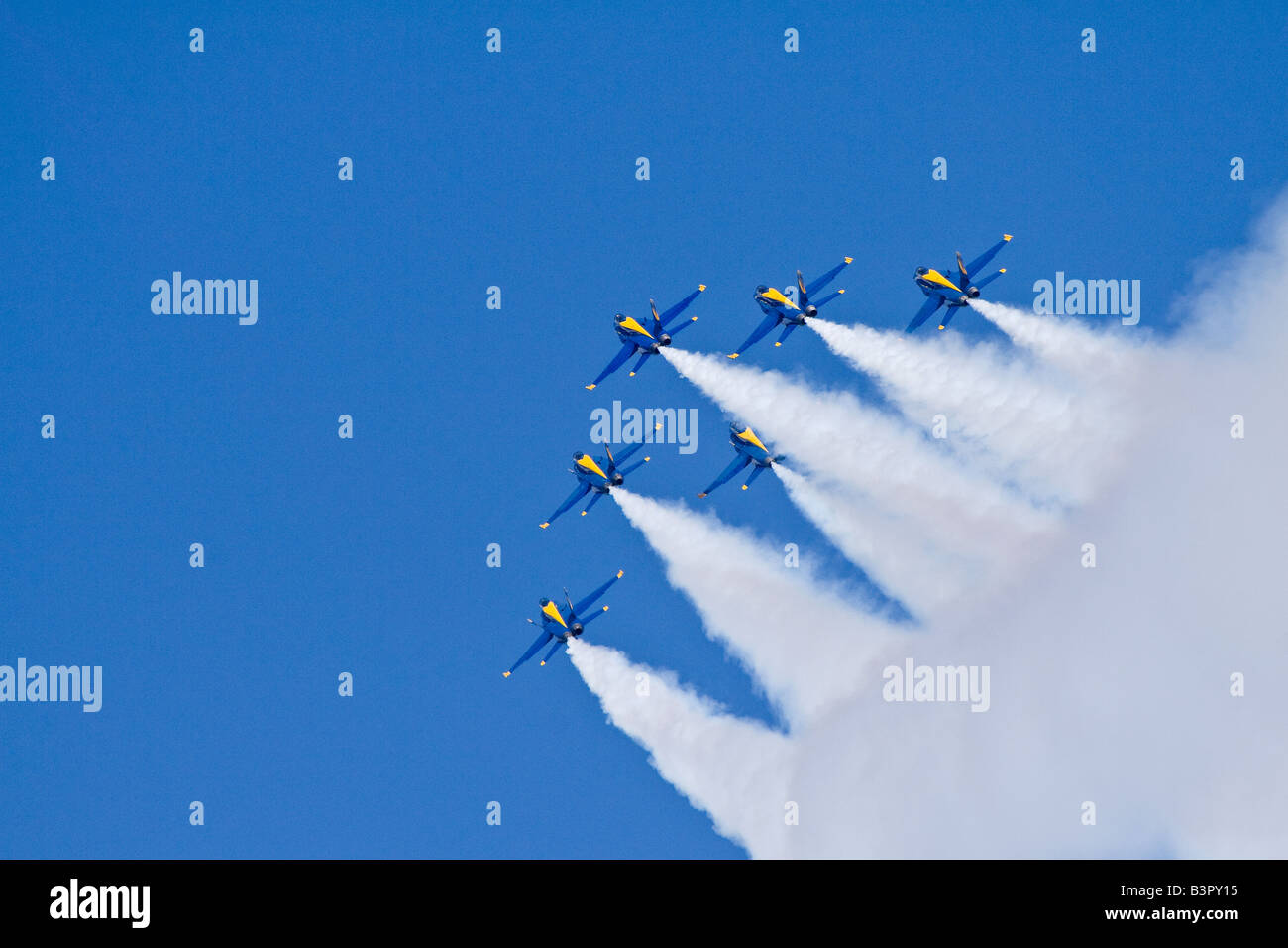 Sei Navy Blue Angels F/A-18 calabroni volare in formazione con fumo su sopra il tasto Airshow di banca a Seattle, Washington. Foto Stock