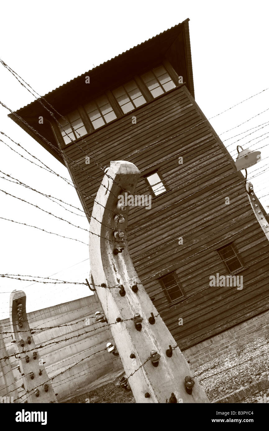 Torre di avvistamento e reticolati di filo spinato al campo di concentramento di Auschwitz vicino a Cracovia in Polonia Foto Stock