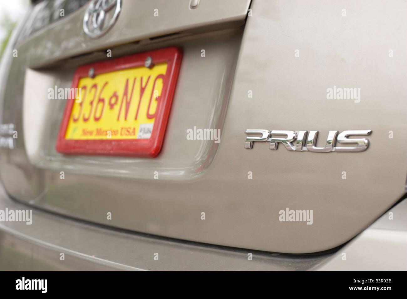 Prius Toyota auto ibride carburante bassa auto automobile estremità posteriore paraurti moderno elettrico gas efficiente i prezzi della benzina alta Foto Stock