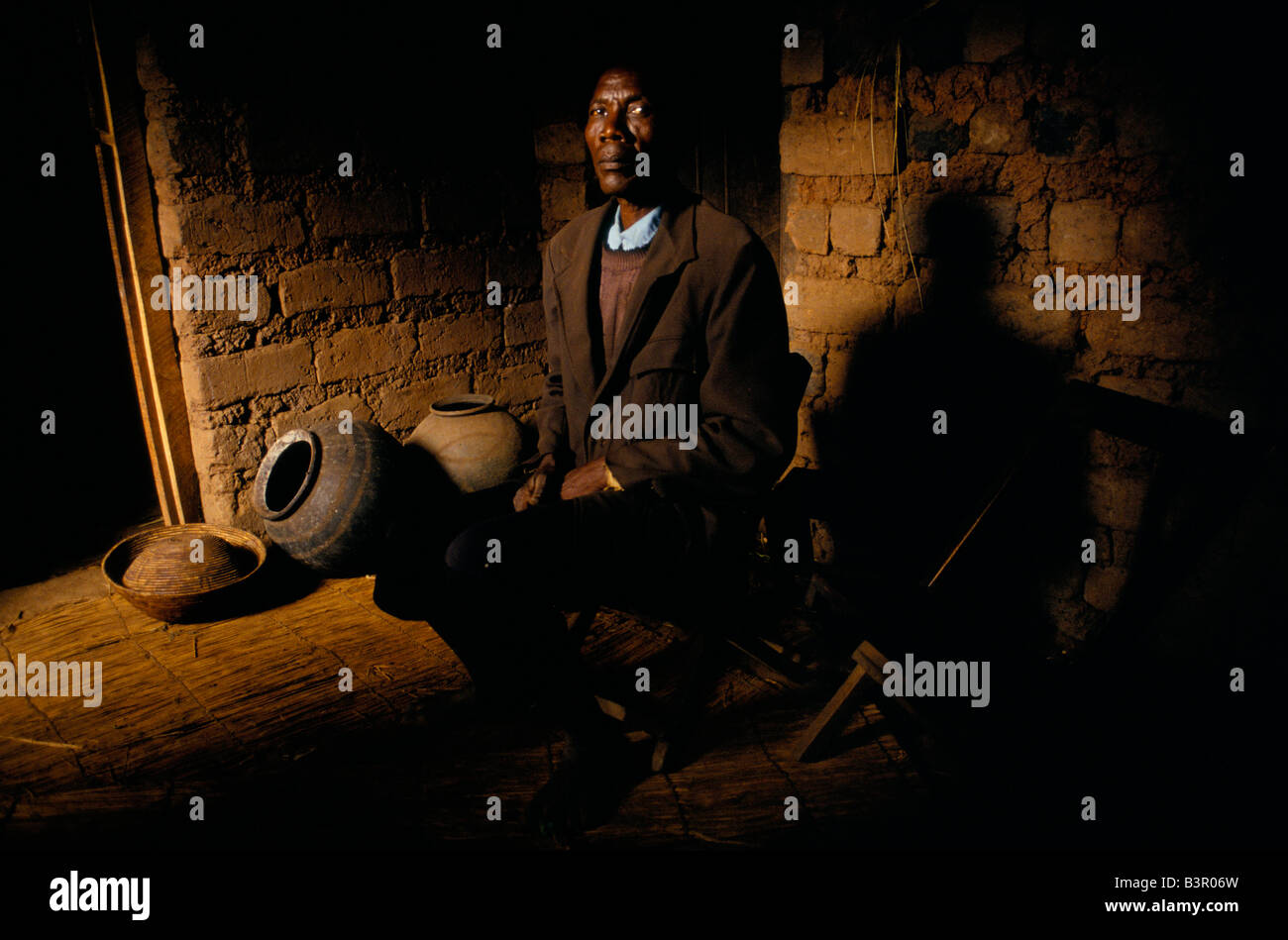 Il Burundi lotte etniche", nov 1993. HUTU abitante vicino RUHORORO chi è stata rubata quella mattina dall'esercito. Foto Stock