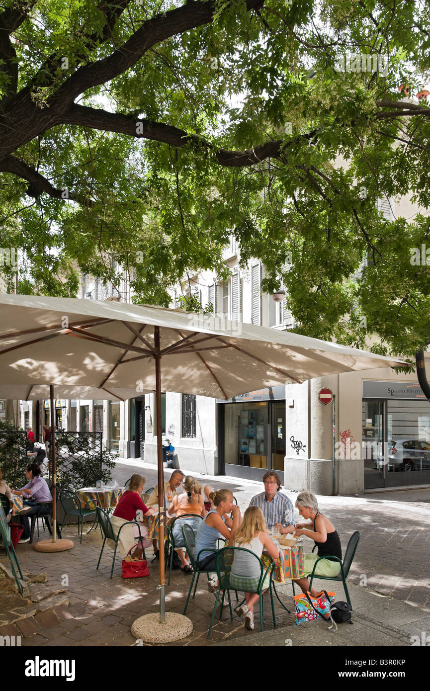 Il cafe bar nel centro della città vecchia, Como e il Lago di Como, Lombardia, Italia Foto Stock