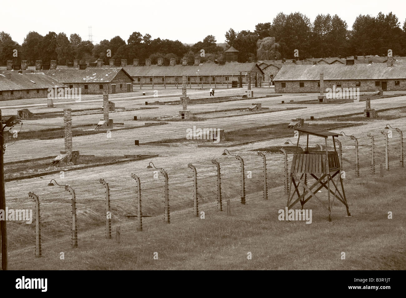 Vista della caserma. torre di avvistamento e la scherma al Campo di Concentramento di Auschwitz-Birkenau Foto Stock