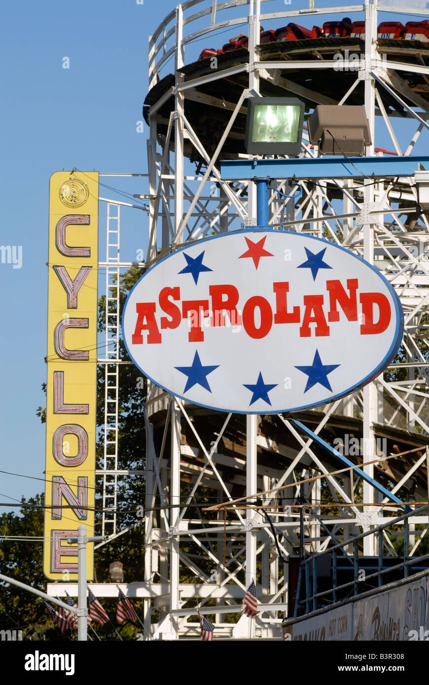 I visitatori di Astroland a Coney Island celebrare la fine dell'estate il giorno della festa del lavoro Foto Stock