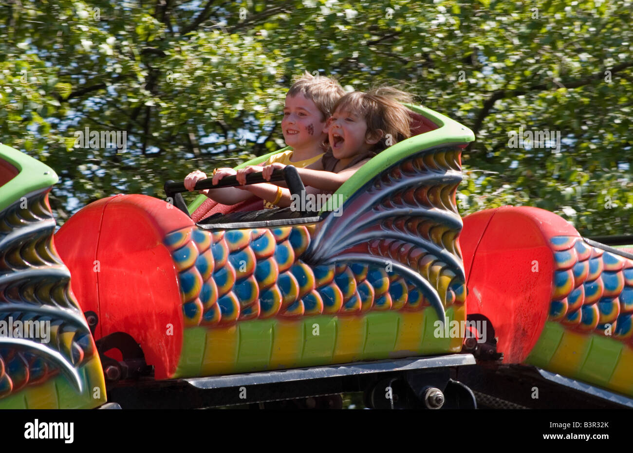 2 bambini divertirsi su un roller coaster. Foto Stock