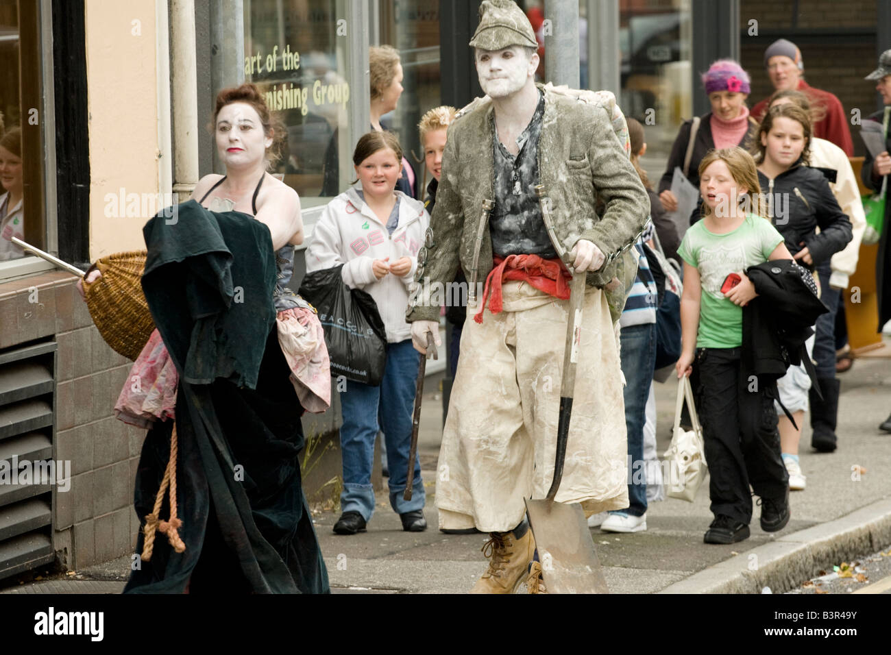 Gaelforce Arts Festival di teatro di strada effettuata da Oceanallover kids seguenti artisti interpreti o esecutori in Dumfries town centre Scozia Foto Stock