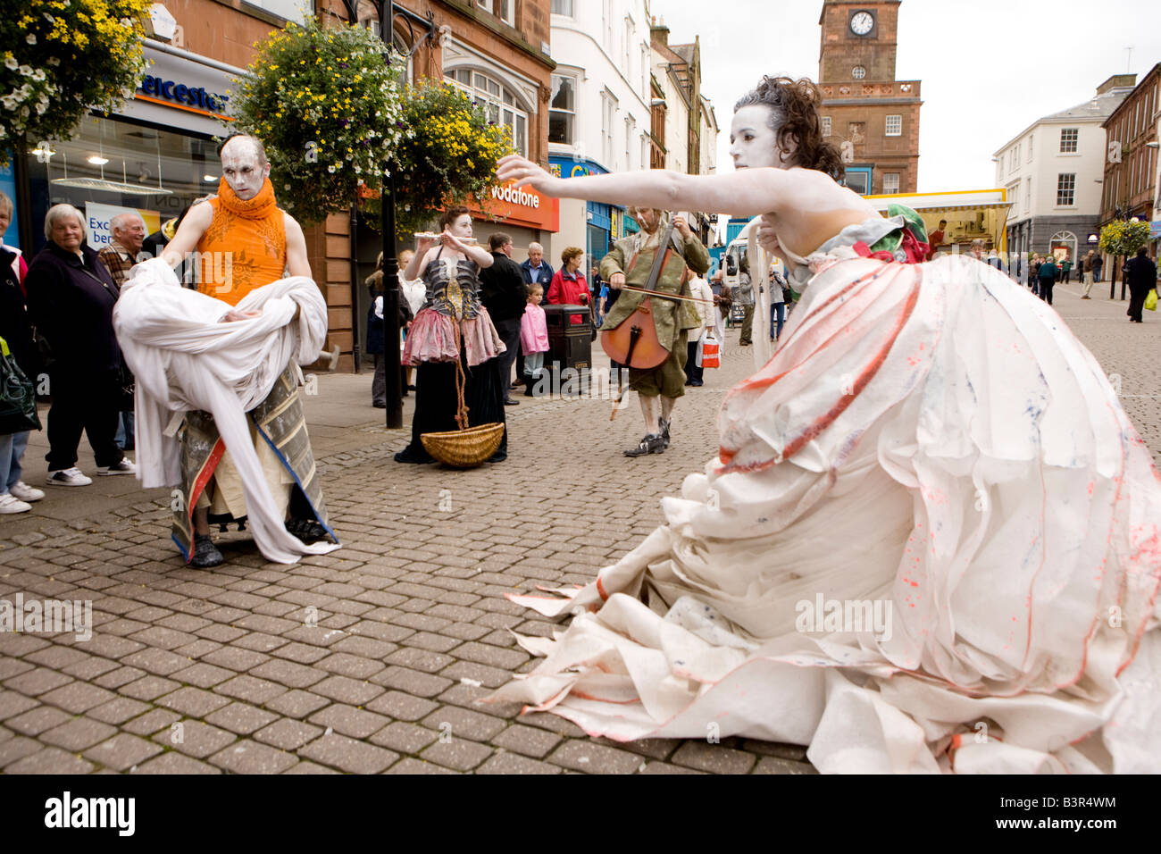 Gaelforce Arts Festival Oceanall rispetto all'esecuzione di teatro di strada in Dumfries town centre Scozia UK Foto Stock