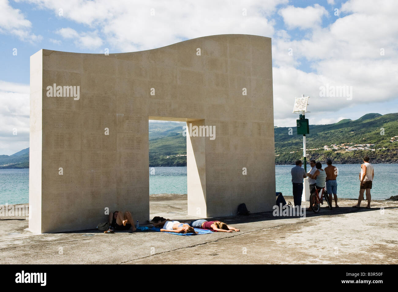 Monumento a whalers dall artista portoghese Pedro Cabrita Reis in Lages do Pico isola Pico Azzorre Portogallo Foto Stock