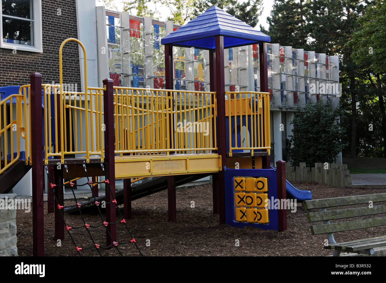 Parco giochi nel cortile della scuola Foto Stock