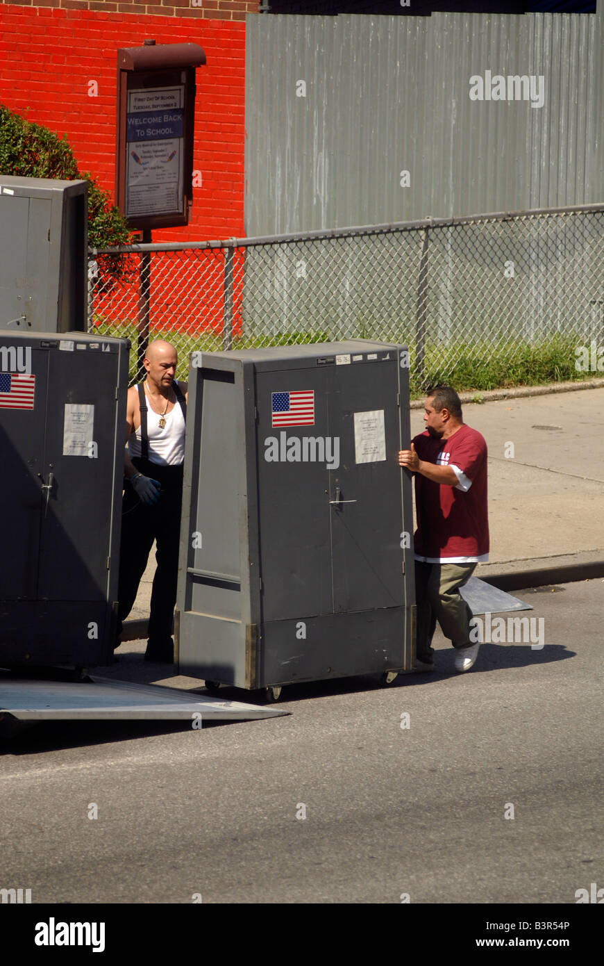 I lavoratori per New York City Board di elezioni di offrire macchine di voto Foto Stock