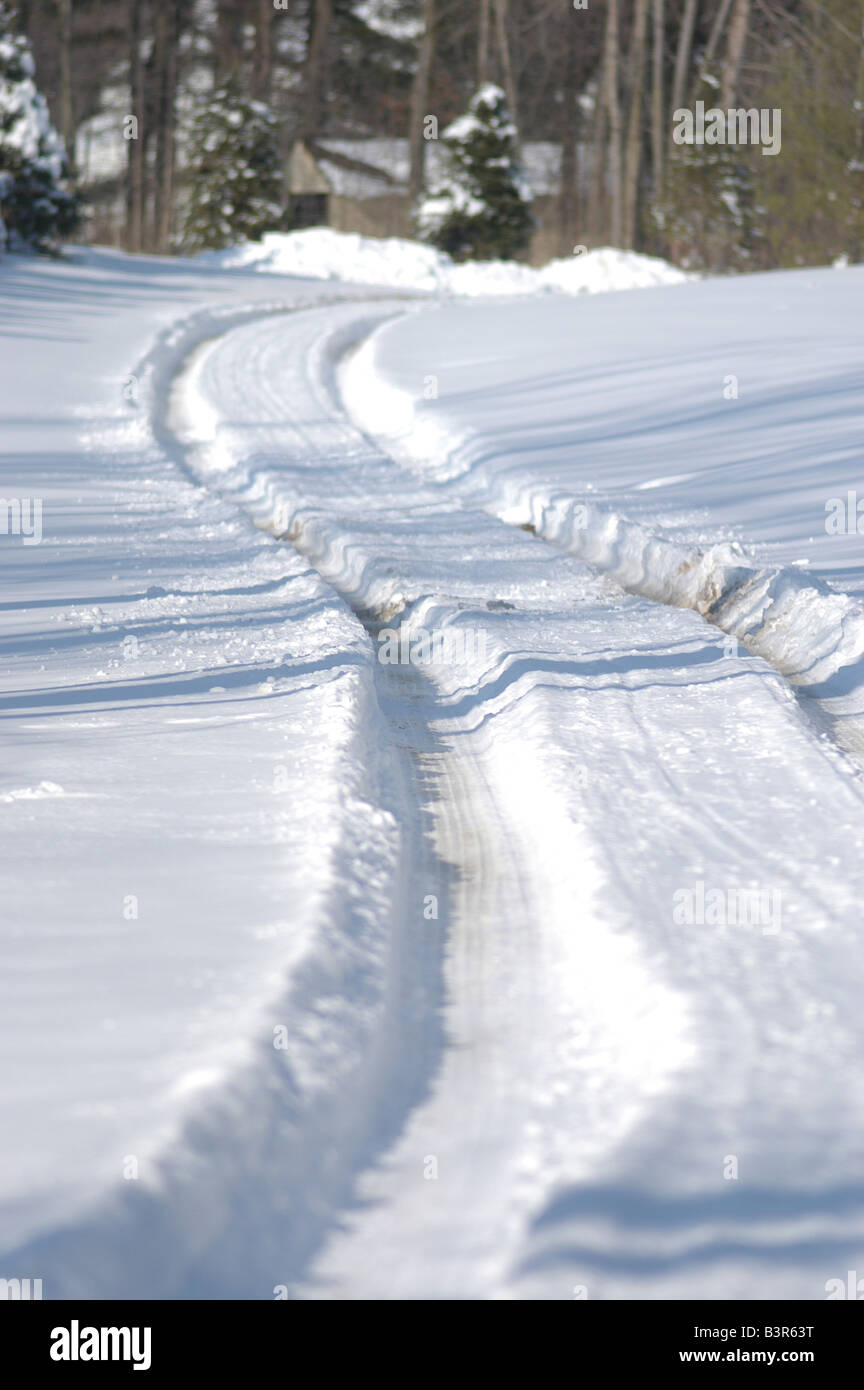 Tracce di pneumatici in neve fresca, OHIO USA meteo congelare Foto Stock