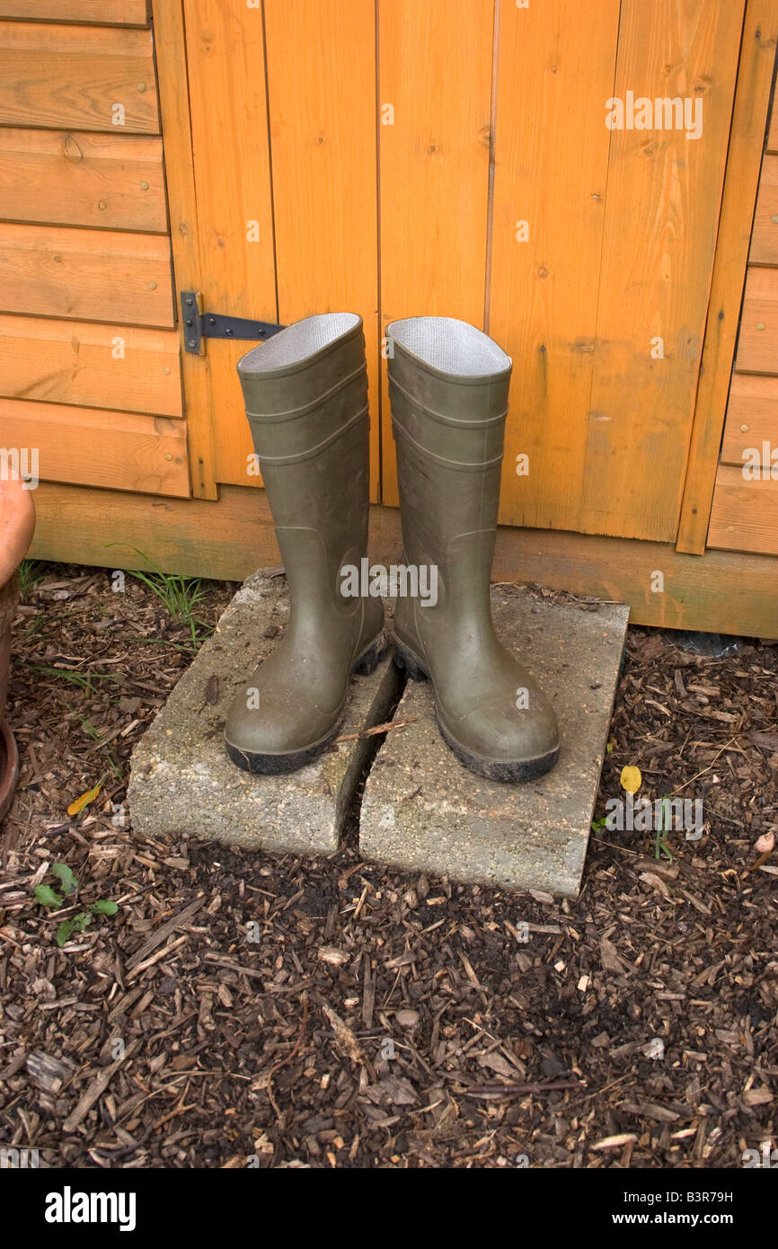 Sporchi Stivali in gomma sul passo passo, Wellies verde sul riparto Foto  stock - Alamy