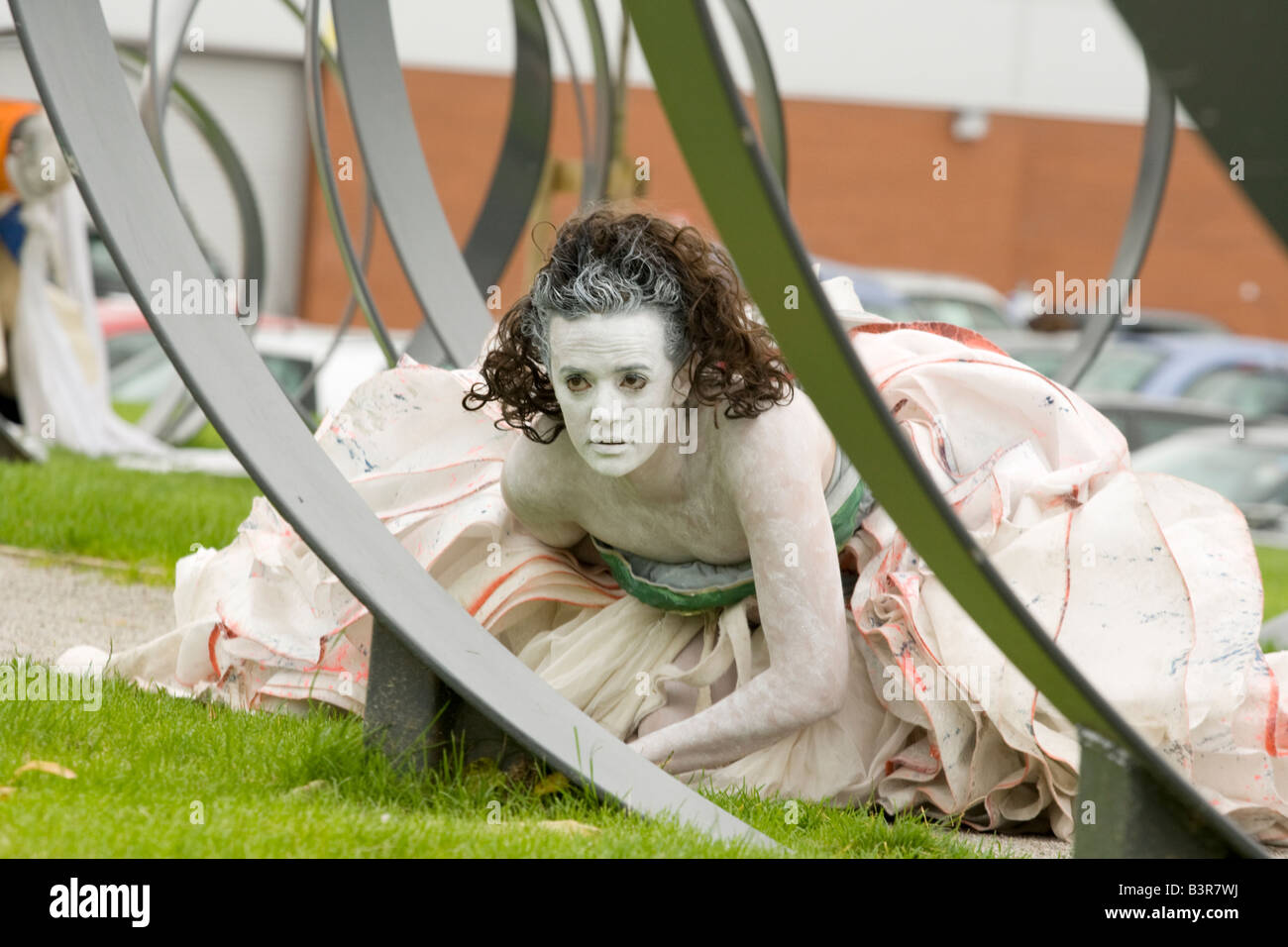 La molla scultura di Walter martinetto alla DG1 il centro per il tempo libero con la società di danza Oceanallover eseguendo Surface-Vessels in Dumfries Foto Stock